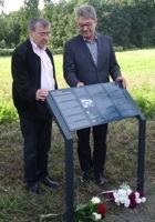 Einweihung einer Informationstafel am Standort des ehemaligen Lagers mit Josef Salomonovic und OB Hanke