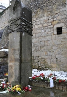 Kränze und Blumen an der Gedenkstele vor der Burg Hohnstein